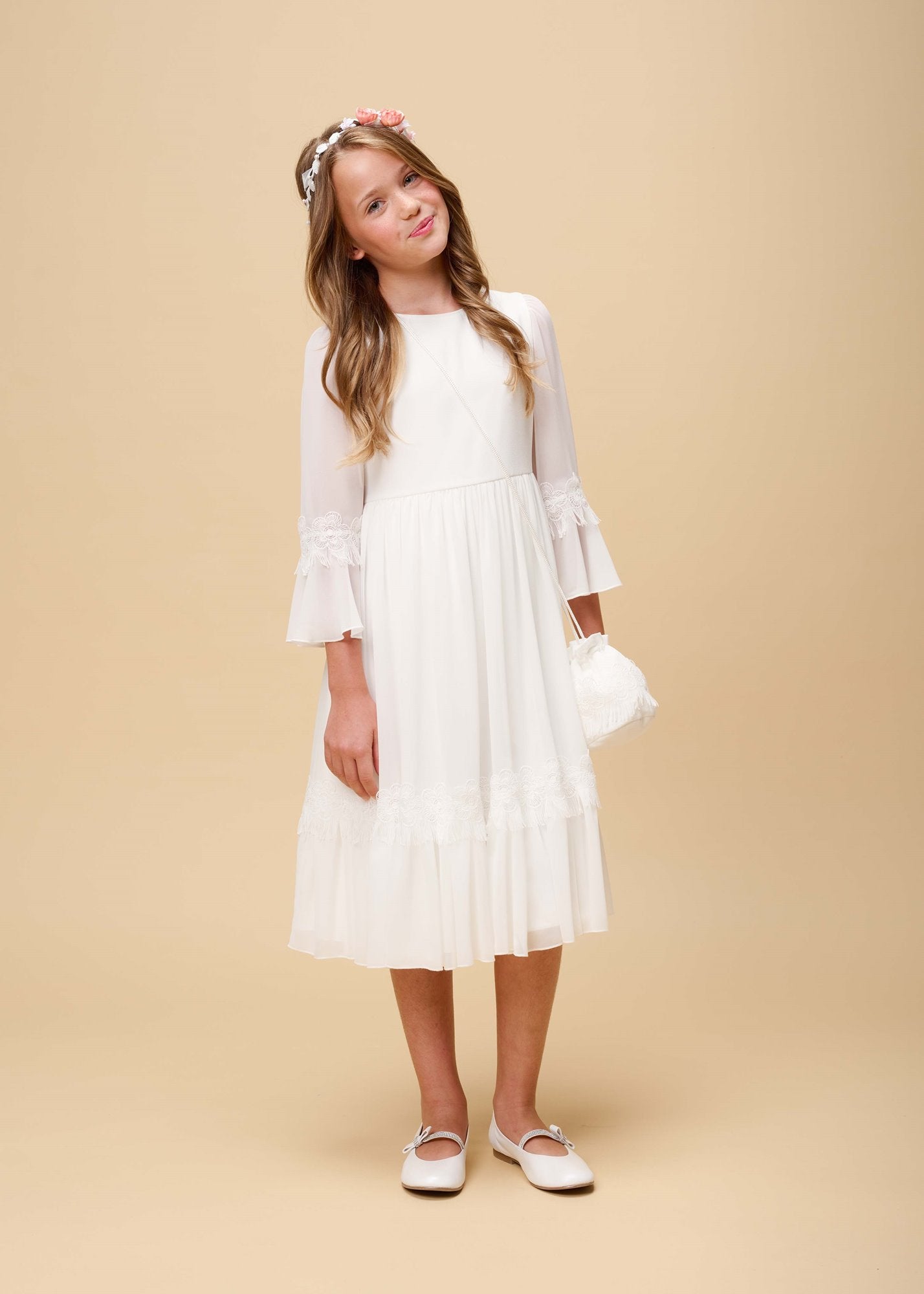 Elegantes Kommunionskleid mit Spitze & Chiffonärmeln – Elfenbeinweiß. Ab Januar 2026 erhältlich