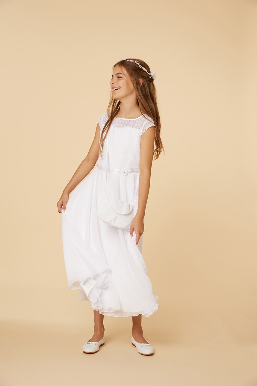 Verspieltes Kommunionskleid mit Glitzertüll und Satinblume – Weiß. Ab Januar erhältlich.