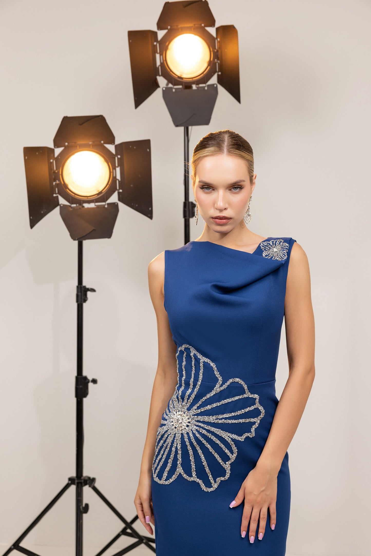 Elegantes Midikleid mit Strassblume