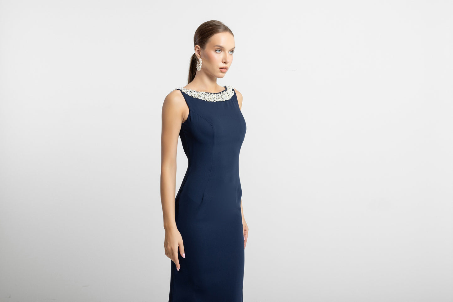 Elegantes Abendkleid in Dunkelblau mit Perlenbesatz am Ausschnitt