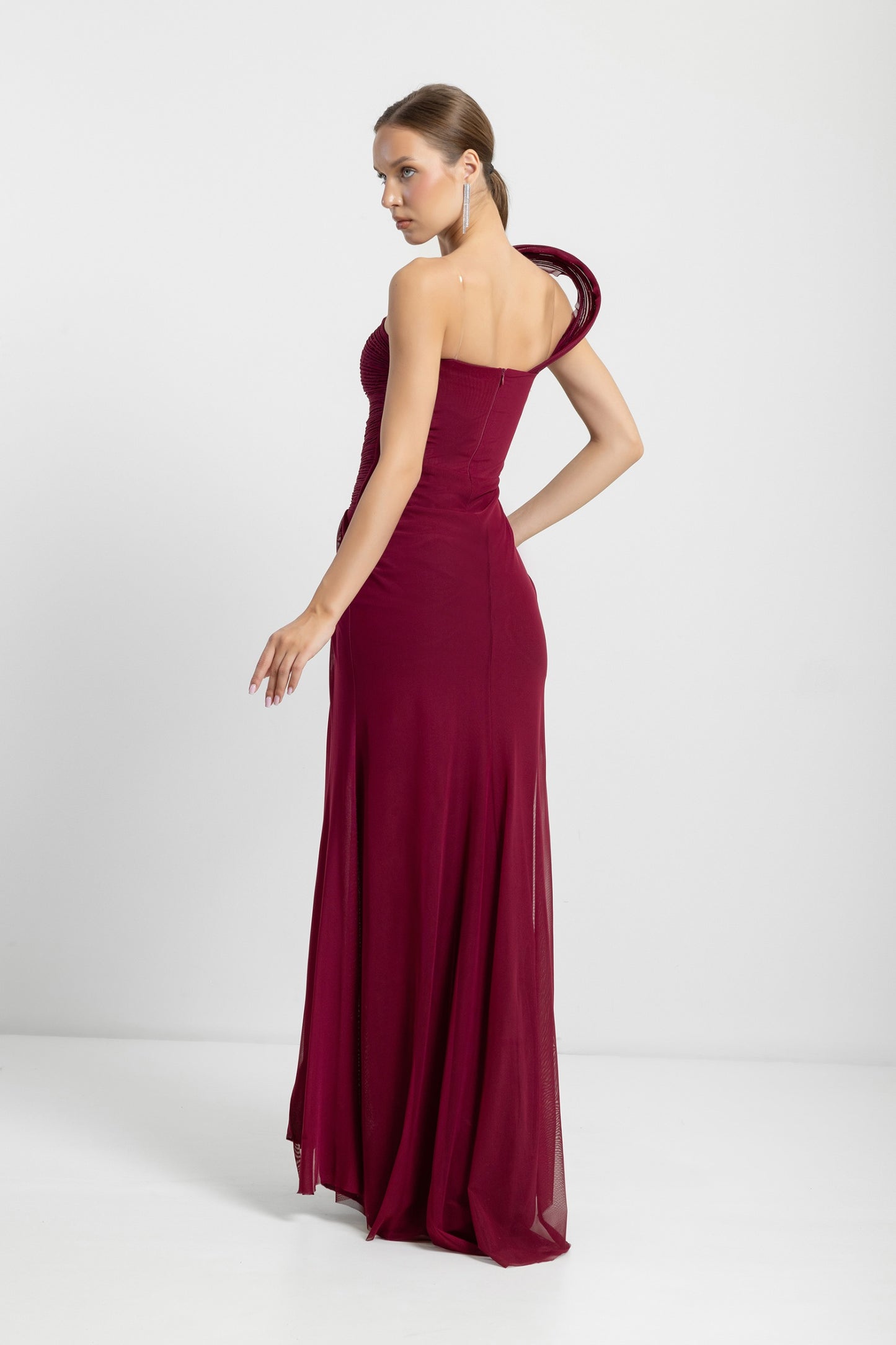 Elegantes Abendkleid in Bordeaux mit asymmetrischem One-Shoulder-Design