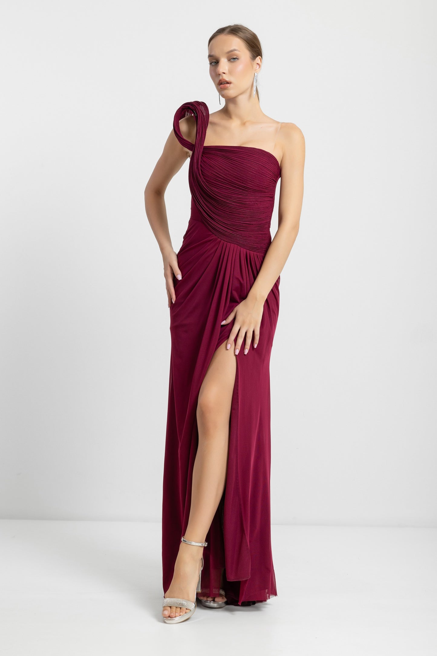 Elegantes Abendkleid in Bordeaux mit asymmetrischem One-Shoulder-Design