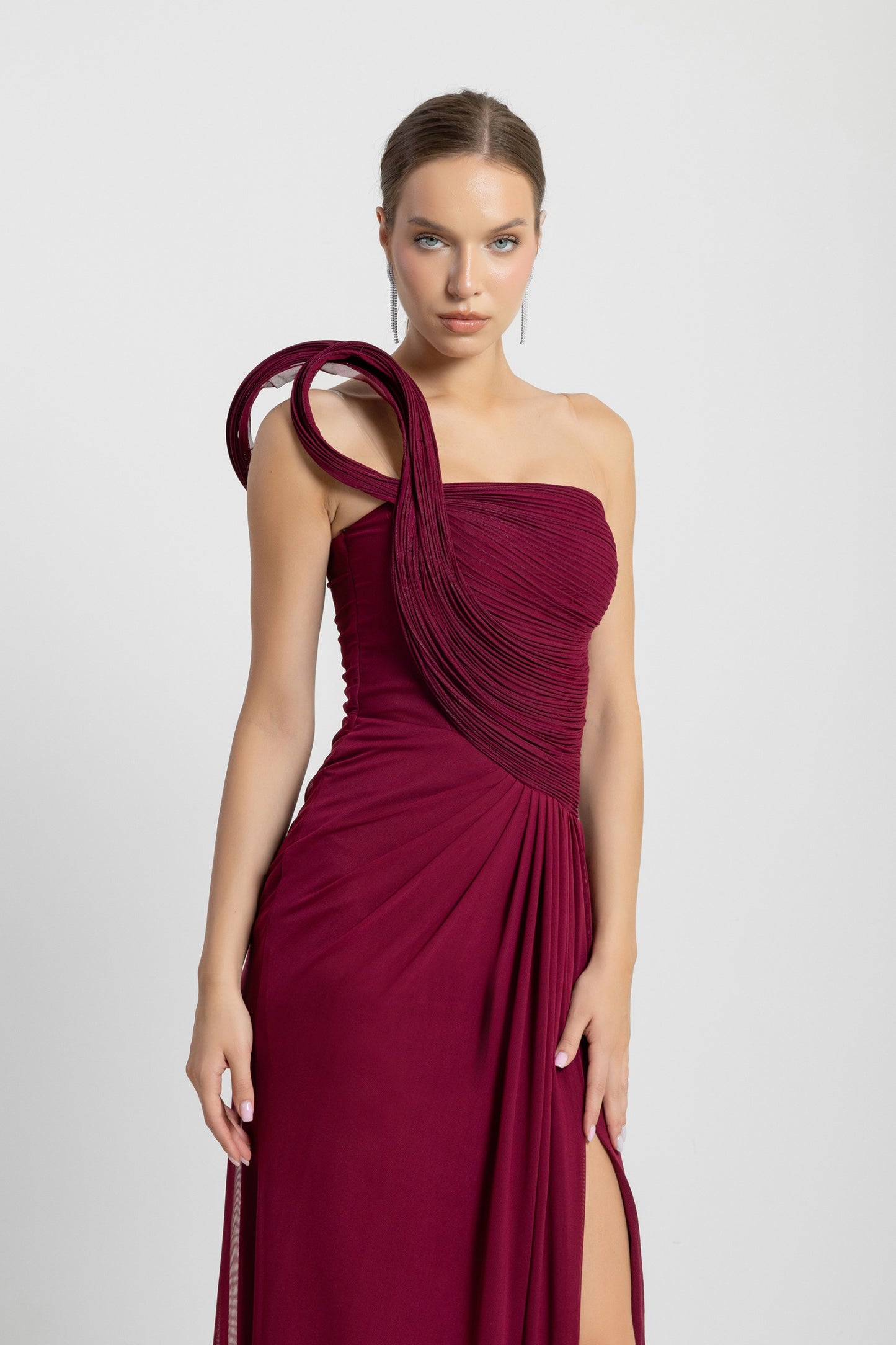 Elegantes Abendkleid in Bordeaux mit asymmetrischem One-Shoulder-Design