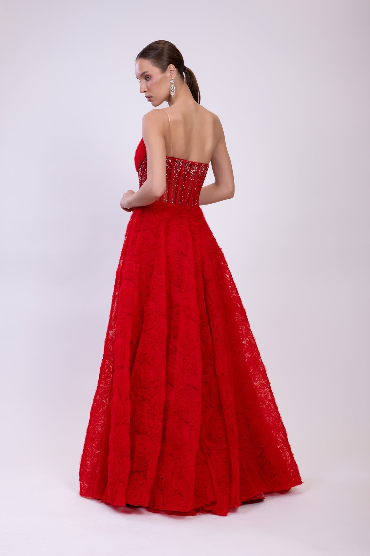 Elegantes rotes Abendkleid mit transparentem Corsagen-Detail und floralem Muster