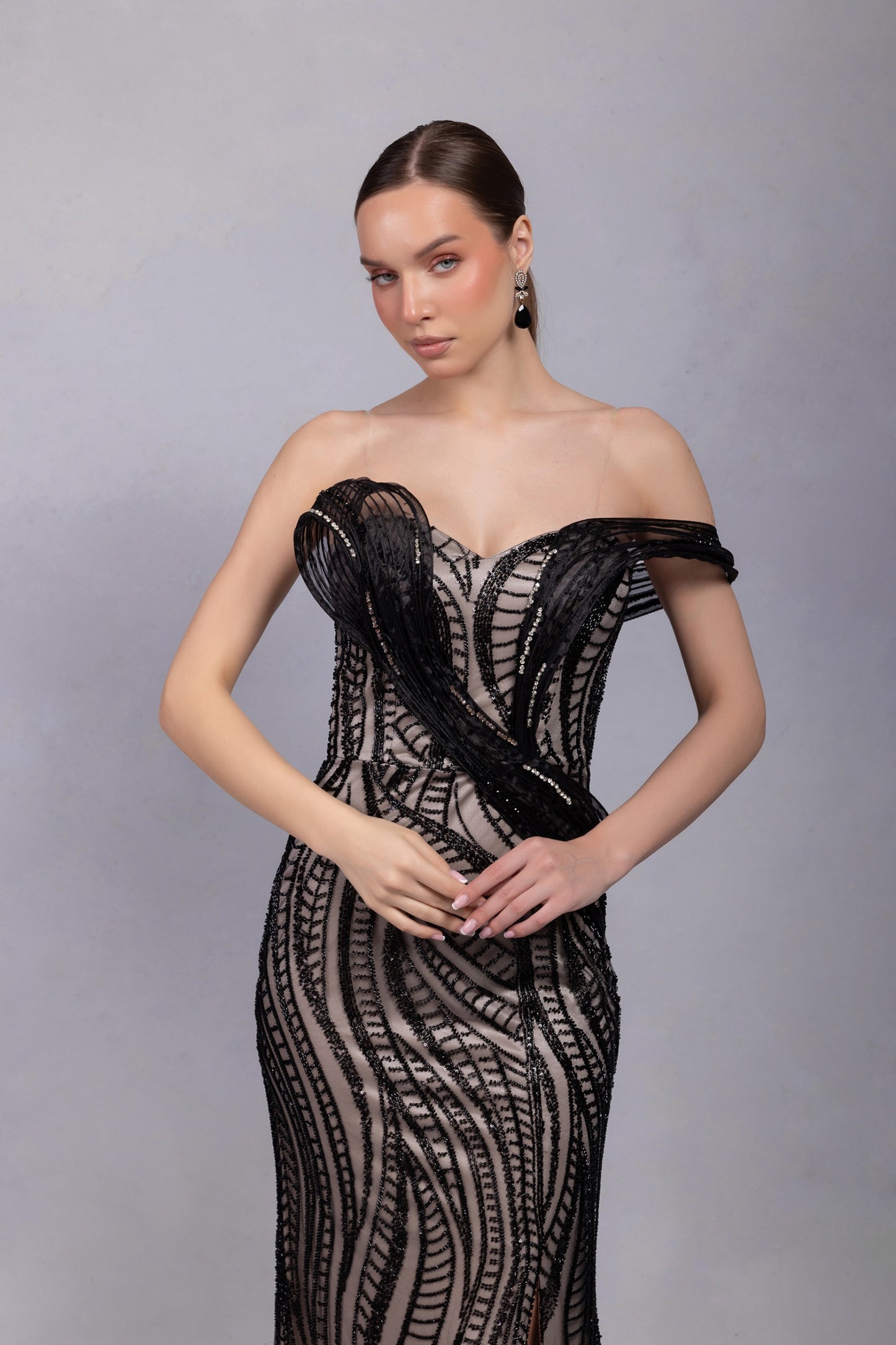 Verführerisches Abendkleid in Nude-Schwarz mit Pailletten und Schlitz