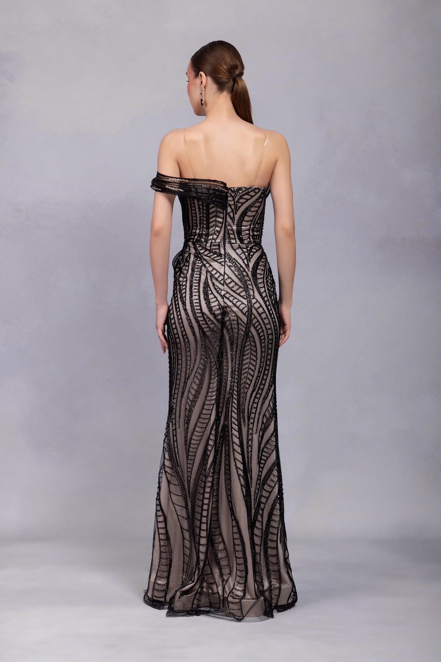 Verführerisches Abendkleid in Nude-Schwarz mit Pailletten und Schlitz