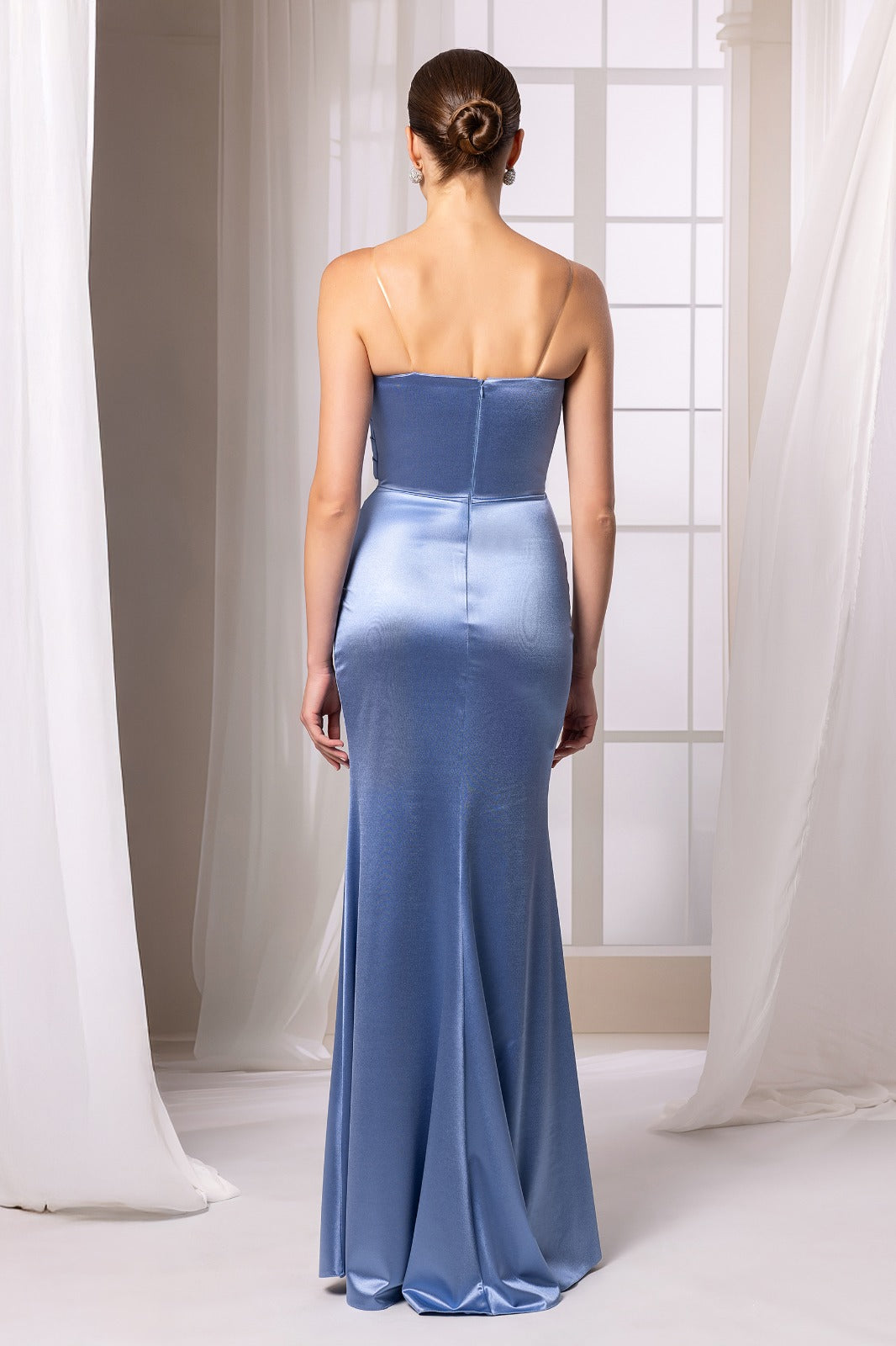 Elegantes Satinkleid in Himmelblau mit Schlitz und Drapierung