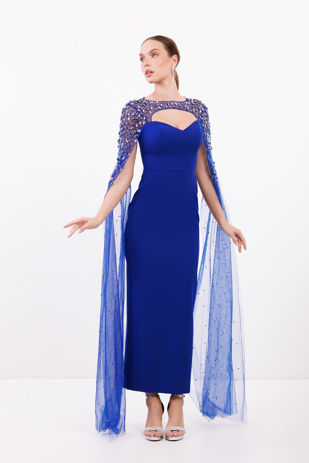 Royalblaues Abendkleid mit Perlen-Cape und funkelnden Schmuckdetails