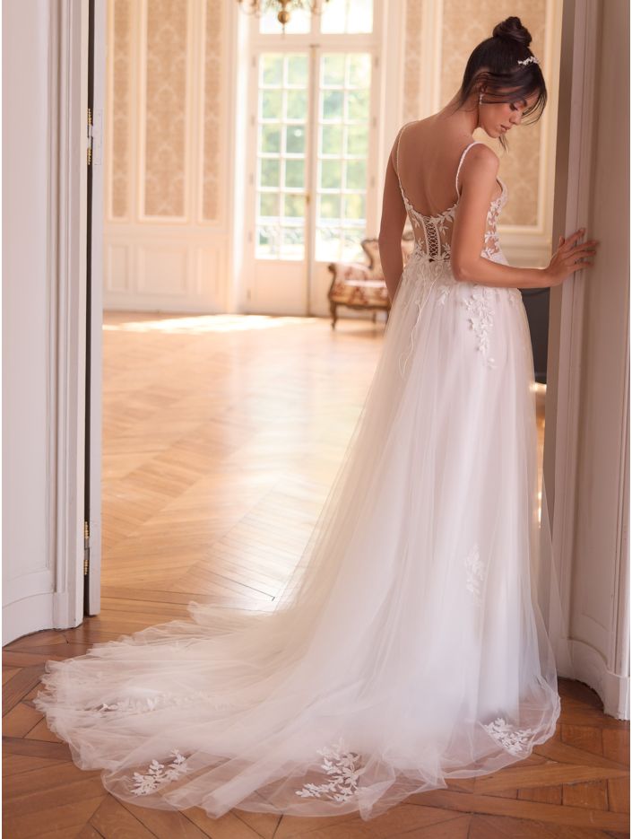 Romantisches Brautkleid mit Spitze und Beinschlitz – Elegant & Feminin