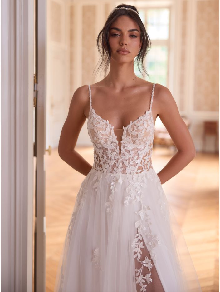 Romantisches Brautkleid mit Spitze und Beinschlitz – Elegant & Feminin