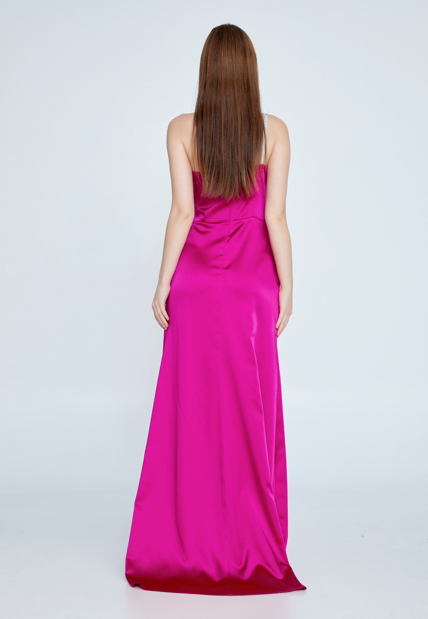 Atemberaubende Abendkleid in einem kräftigen Fuchsia-Ton ist ein echter Hingucker