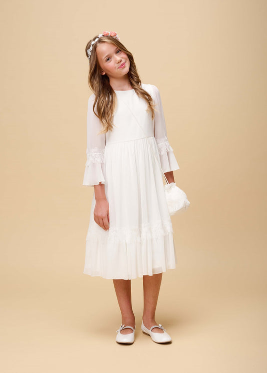Elegantes Kommunionskleid mit Spitze & Chiffonärmeln – Elfenbeinweiß. Ab Januar 2026 erhältlich