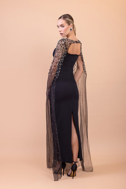 Schwarzes Abendkleid mit glitzernder Cape ist pure Eleganz mit einem Hauch Drama.
Ein Look, den man nie vergisst.
