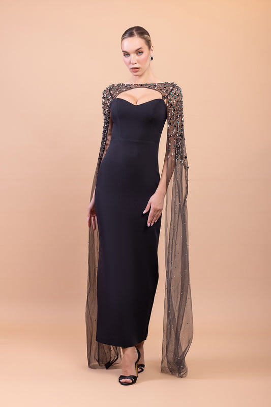 Schwarzes Abendkleid mit glitzernder Cape ist pure Eleganz mit einem Hauch Drama.
Ein Look, den man nie vergisst.