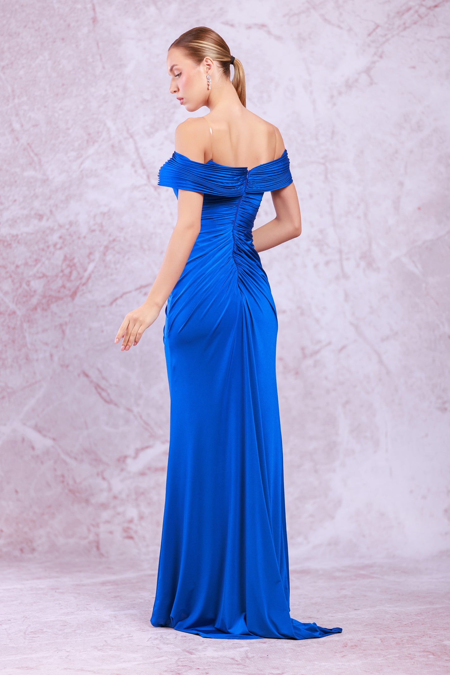 Verführerische Eleganz in Königsblau – Schulterfreies Abendkleid für besondere Anlässe