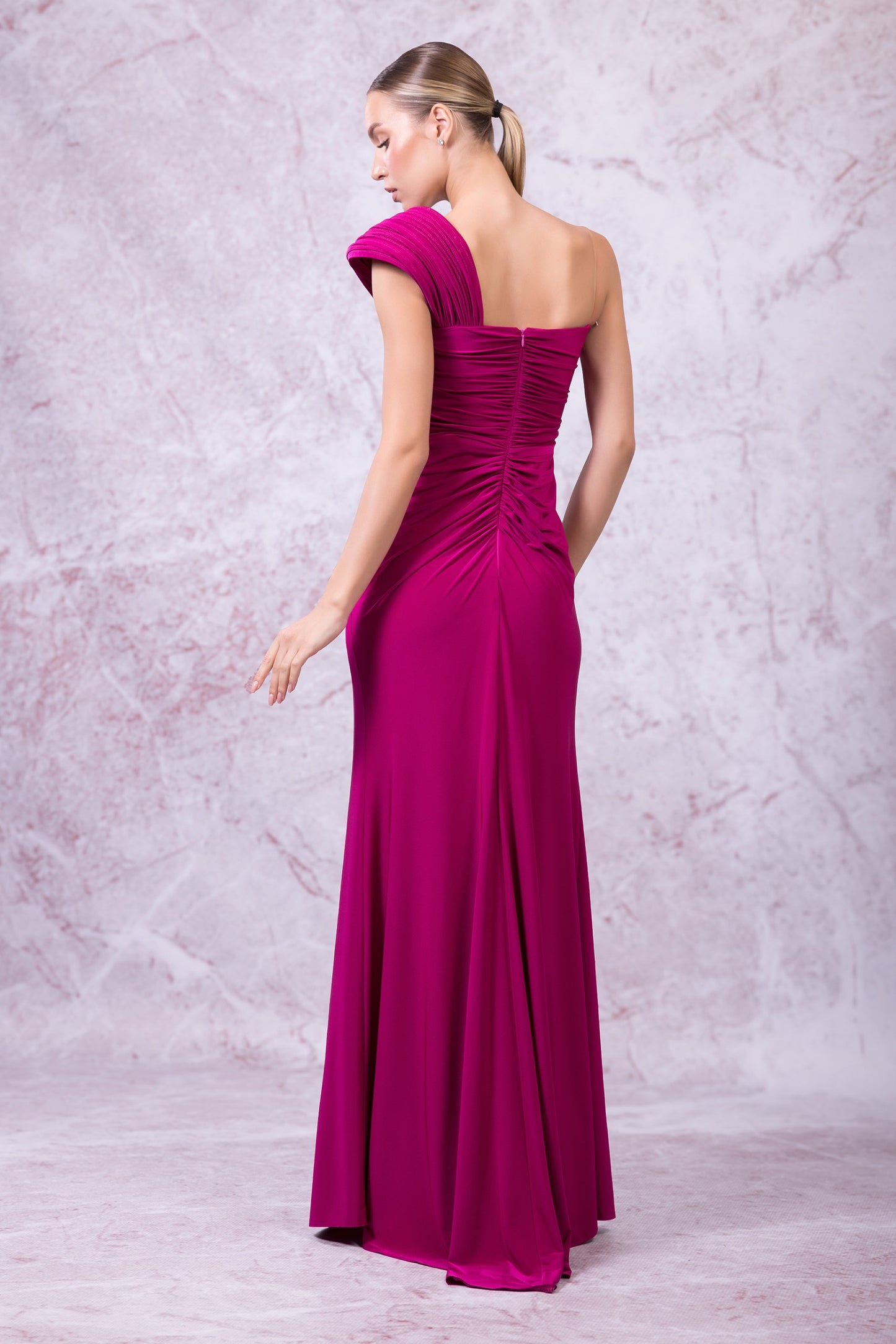Elegantes Abendkleid in Fuchsia mit asymmetrischem Ausschnitt und Beinschlitz