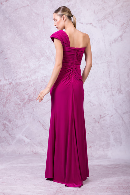 Elegantes Abendkleid in Fuchsia mit asymmetrischem Ausschnitt und Beinschlitz