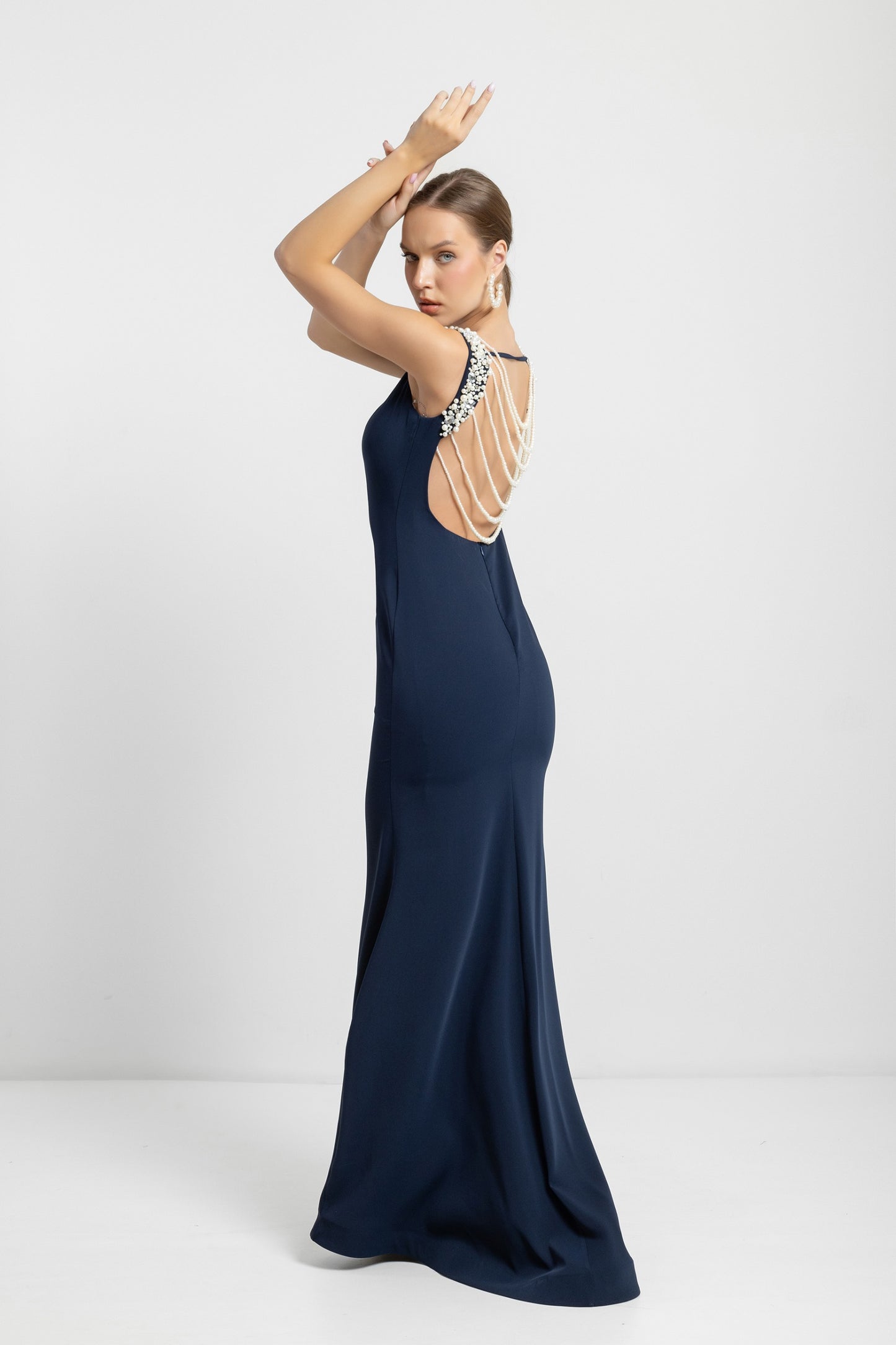 Elegantes Abendkleid in Dunkelblau mit Perlenbesatz am Ausschnitt