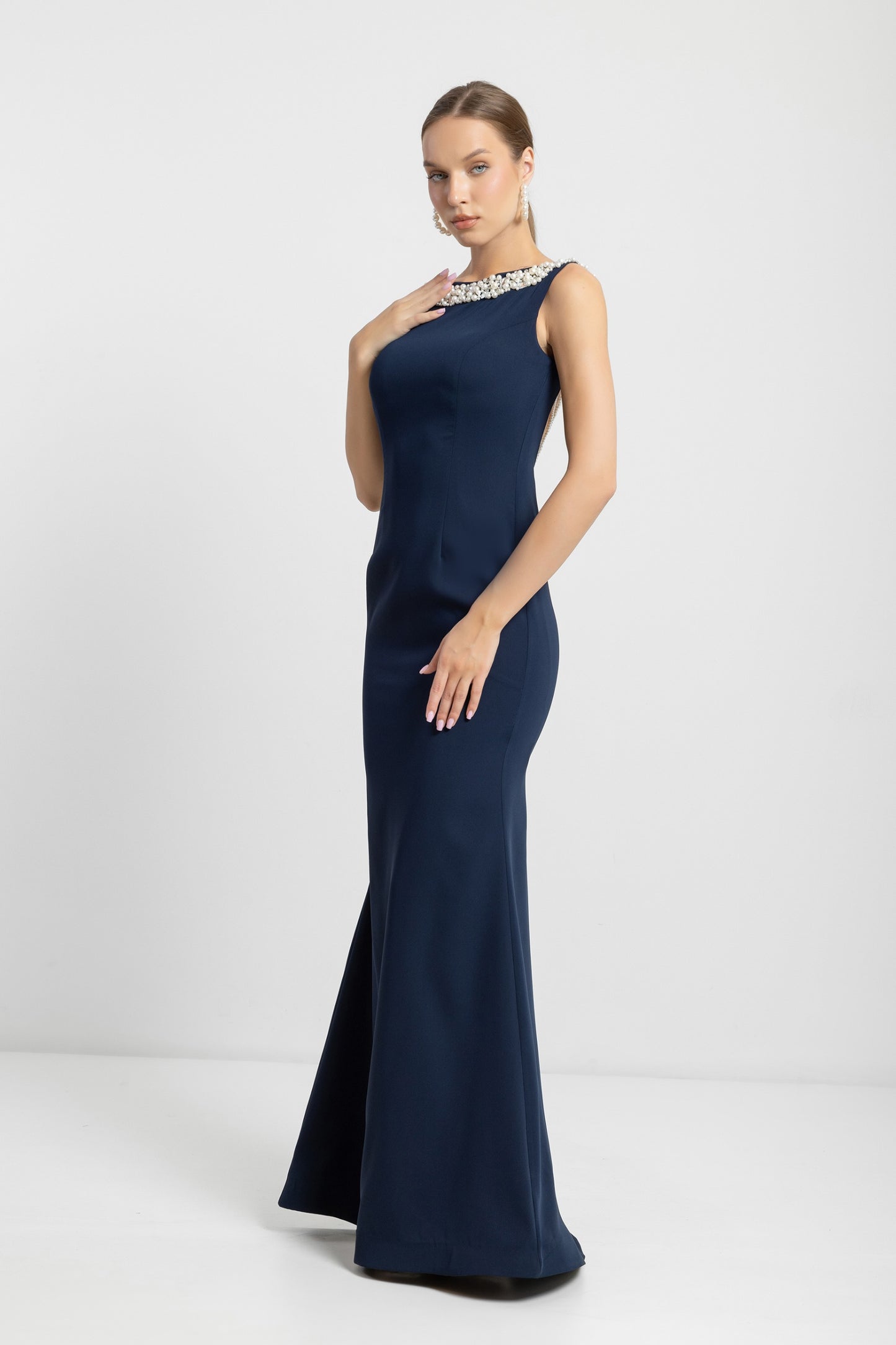 Elegantes Abendkleid in Dunkelblau mit Perlenbesatz am Ausschnitt