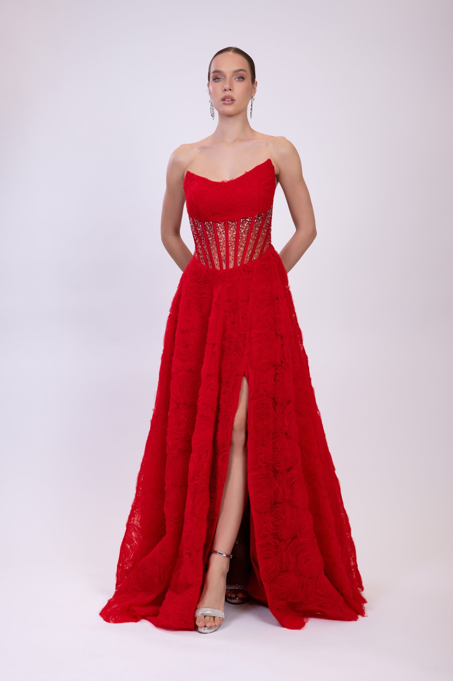 Elegantes rotes Abendkleid mit transparentem Corsagen-Detail und floralem Muster