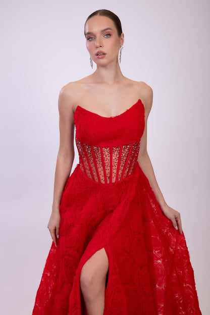 Elegantes rotes Abendkleid mit transparentem Corsagen-Detail und floralem Muster