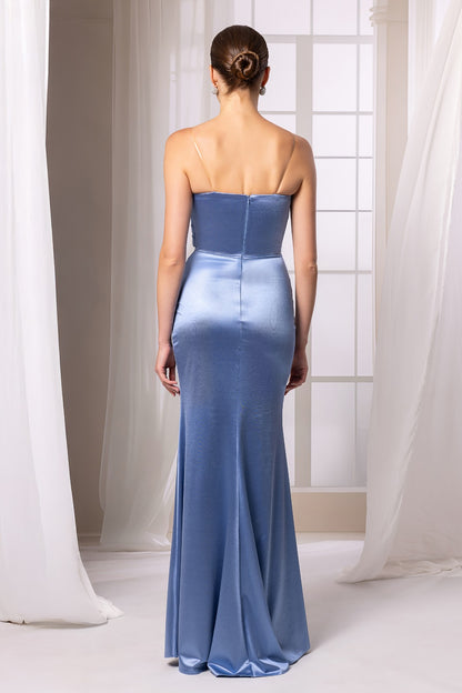 Elegantes Satinkleid in Himmelblau mit Schlitz und Drapierung