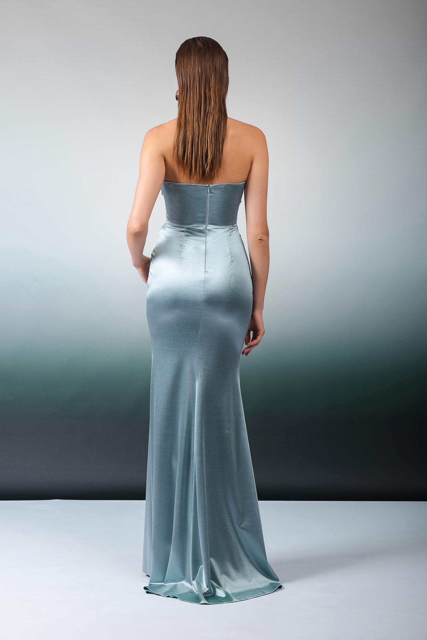 Verführerisches Satinkleid in Eisblau mit Neckholder und Schlitz