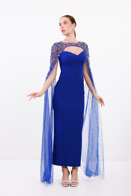 Royalblaues Abendkleid mit Perlen-Cape und funkelnden Schmuckdetails