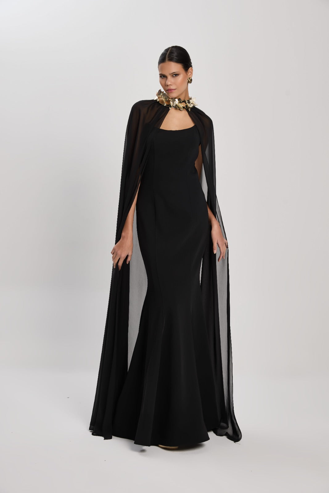 Elegantes Abendkleid mit Chiffon-Cape und floraler Schmuckapplikation in FarbeSchwarz