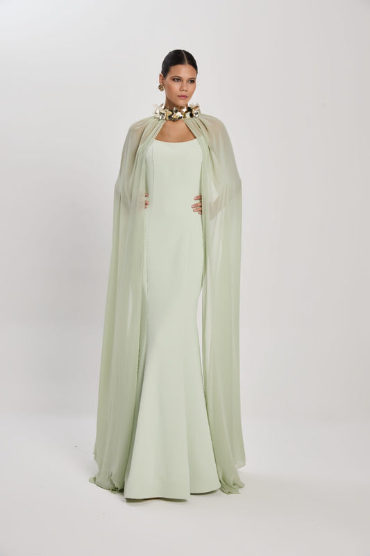 Elegantes Abendkleid mit Chiffon-Cape und floraler SchmuckapplikationZartes Salbeigrün (Sage Green)