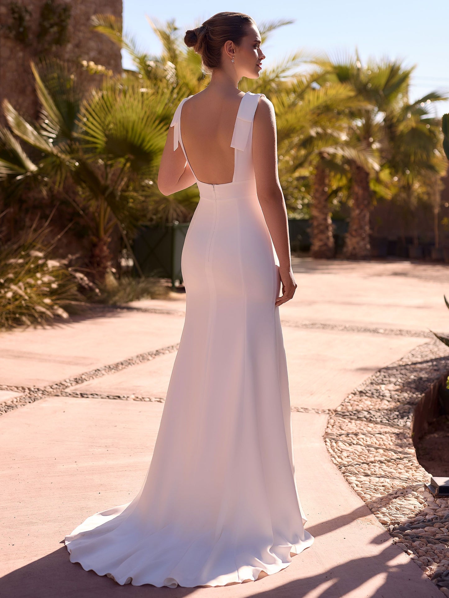 Elegantes Brautkleid "ANIKA" mit hohem Ausschnitt und schlichter Silhouette