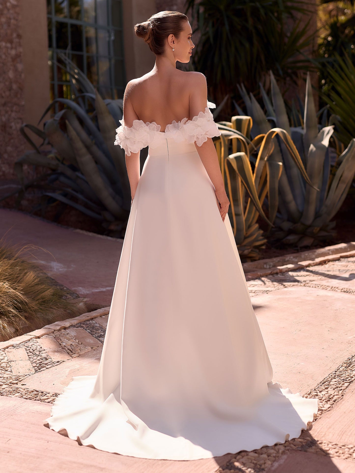 Schulterfreies Brautkleid mit Blumenärmeln – Elegant & Romantisch