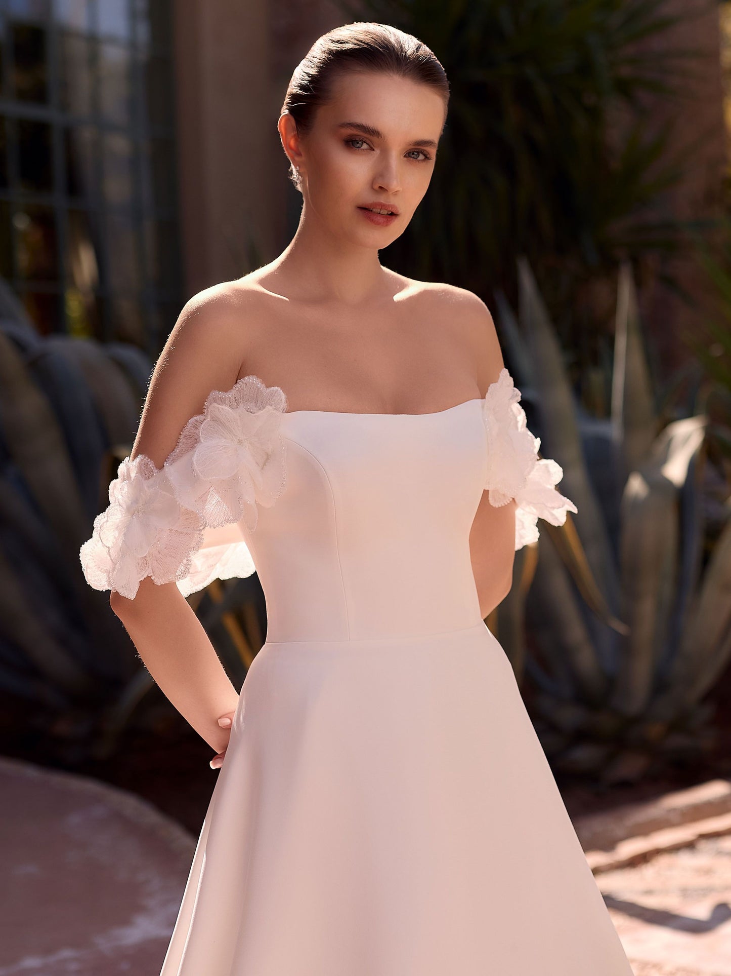 Schulterfreies Brautkleid mit Blumenärmeln – Elegant & Romantisch