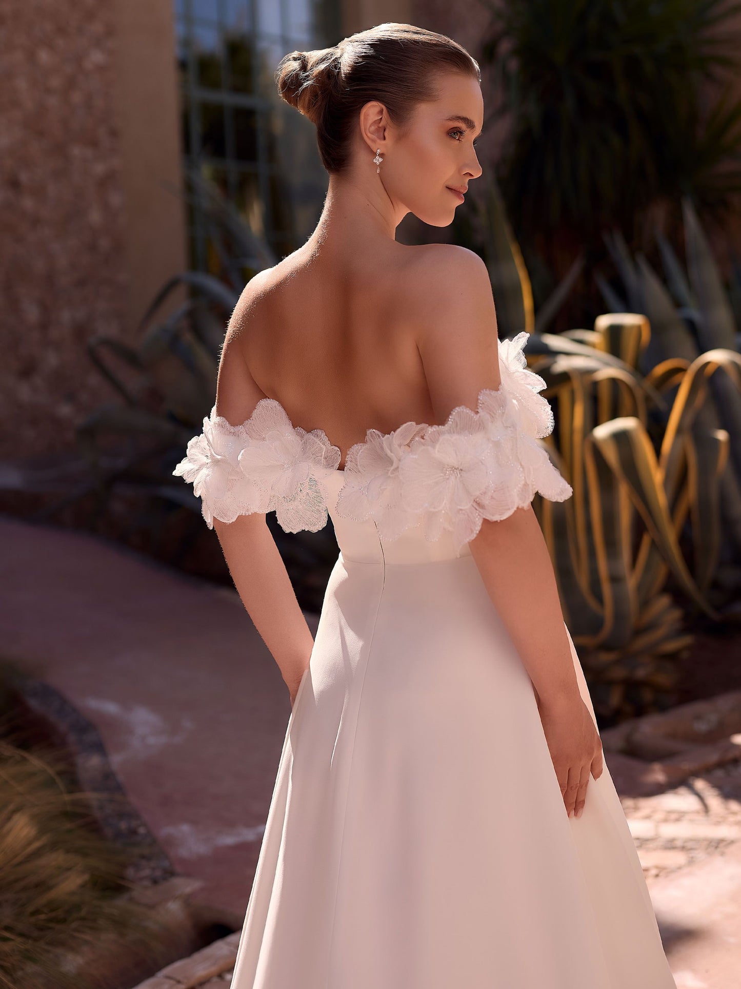 Schulterfreies Brautkleid mit Blumenärmeln – Elegant & Romantisch