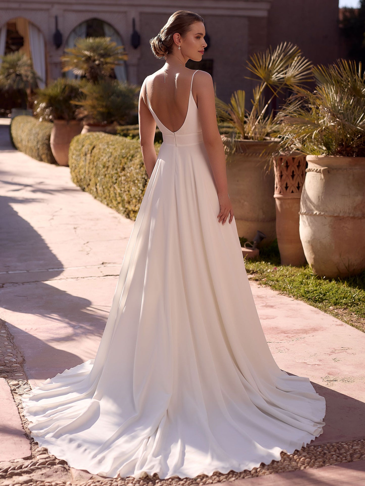 Zeitloses Brautkleid "LUCA" mit tiefem Rückenausschnitt und fließender A-Linie