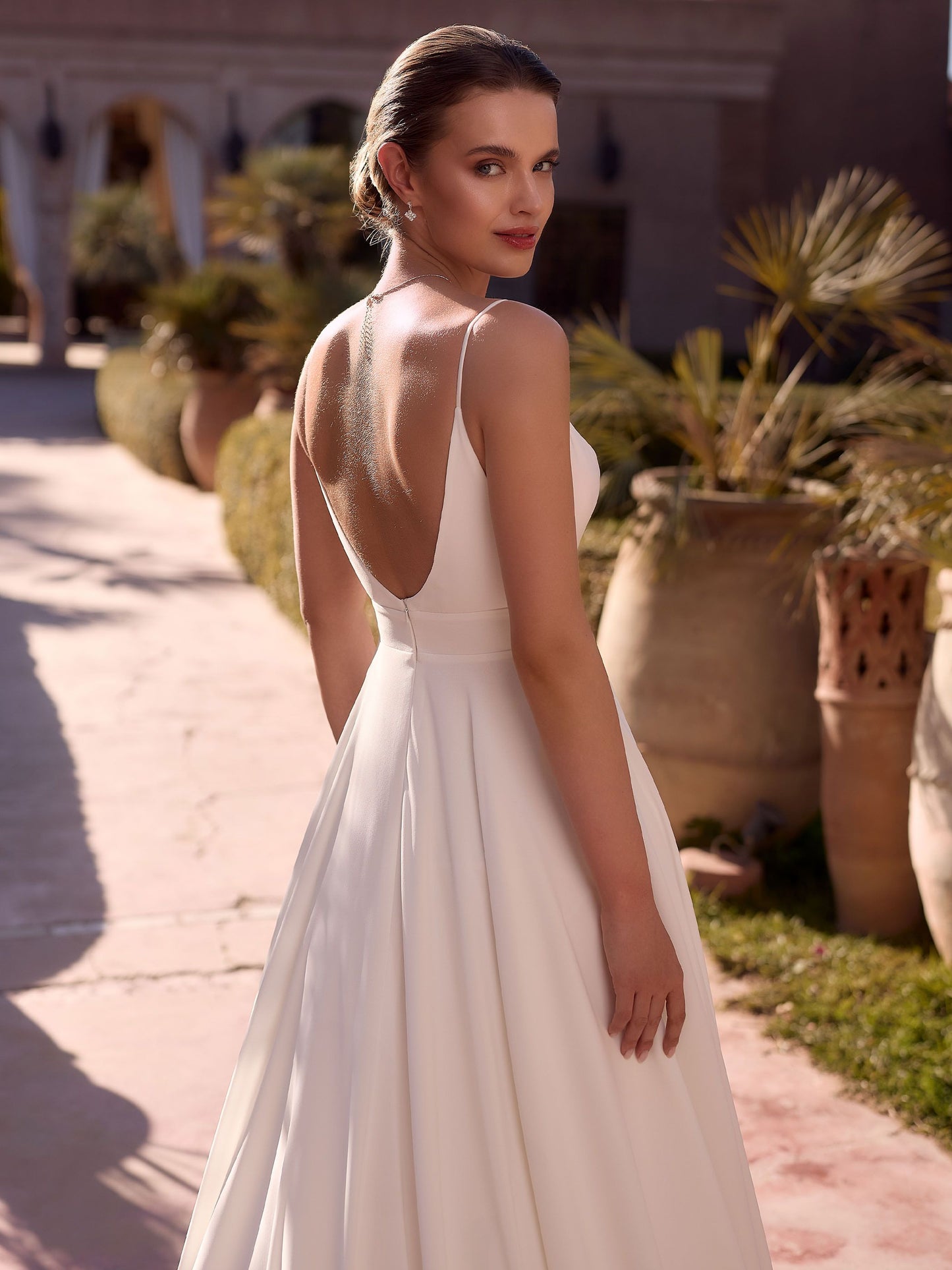 Zeitloses Brautkleid "LUCA" mit tiefem Rückenausschnitt und fließender A-Linie