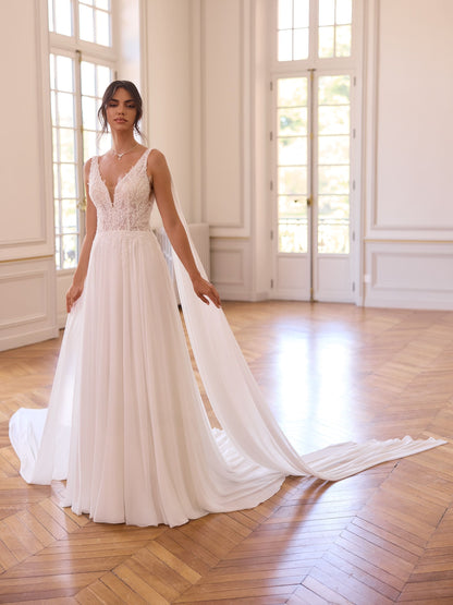Elegantes Brautkleid "ADAN" mit Chiffon-Cape & Spitzenrücken – A-Linie in Ivory