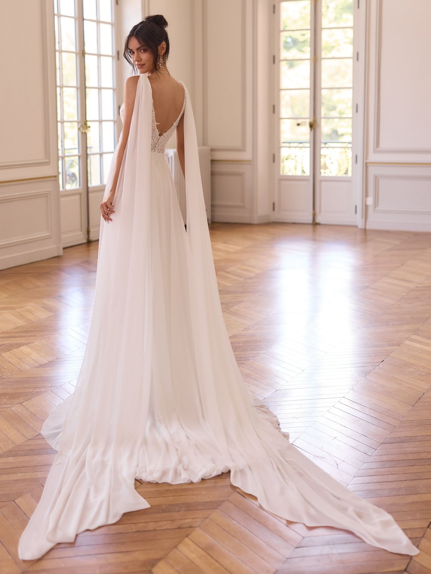 Elegantes Brautkleid "ADAN" mit Chiffon-Cape & Spitzenrücken – A-Linie in Ivory