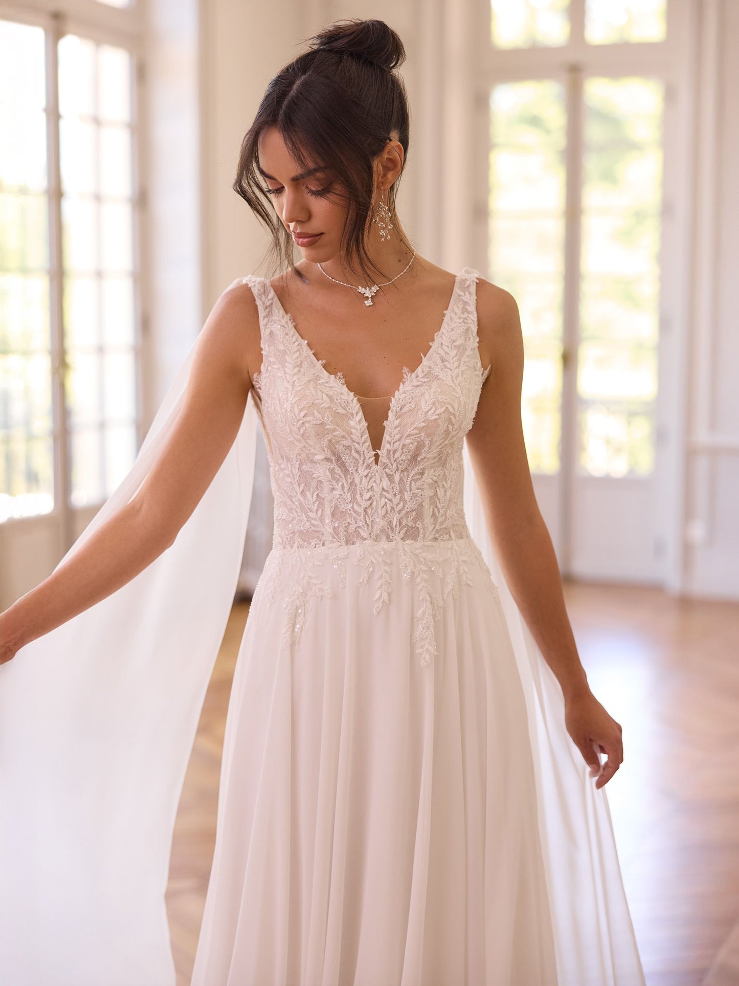 Elegantes Brautkleid "ADAN" mit Chiffon-Cape & Spitzenrücken – A-Linie in Ivory