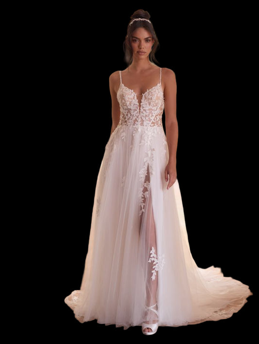 Romantisches Brautkleid mit Spitze und Beinschlitz – Elegant & Feminin