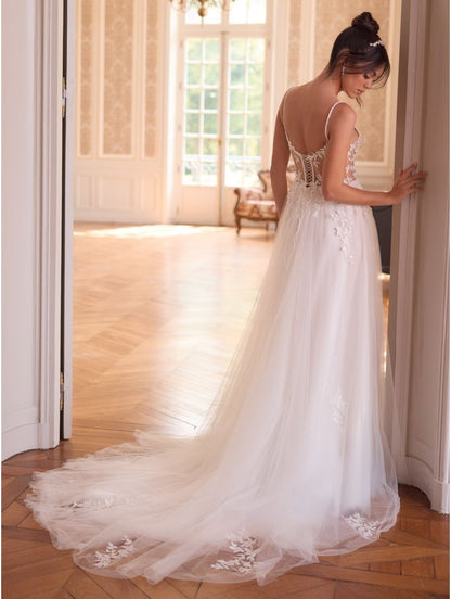 Romantisches Brautkleid mit Spitze und Beinschlitz – Elegant & Feminin