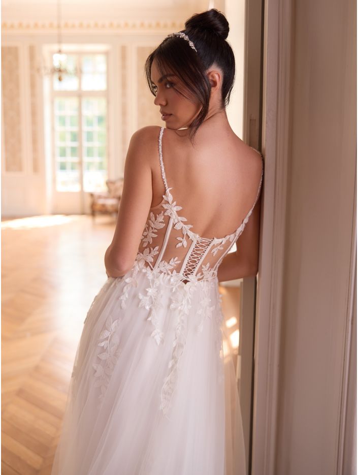 Romantisches Brautkleid mit Spitze und Beinschlitz – Elegant & Feminin