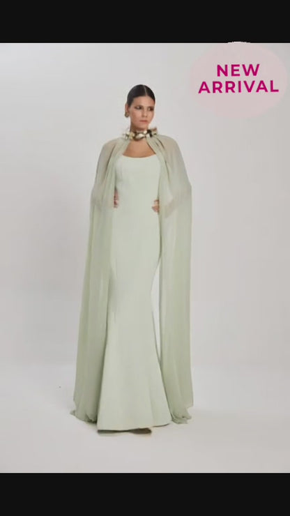 Elegantes Abendkleid mit Chiffon-Cape und floraler SchmuckapplikationZartes Salbeigrün (Sage Green)