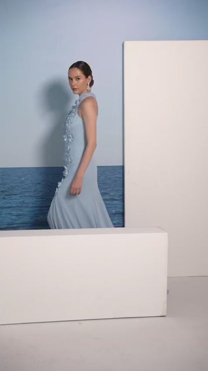 Bodenlange Abendkleid in strahlendem Hellblau mit 3D-Blumenapplikationen / Coming soon