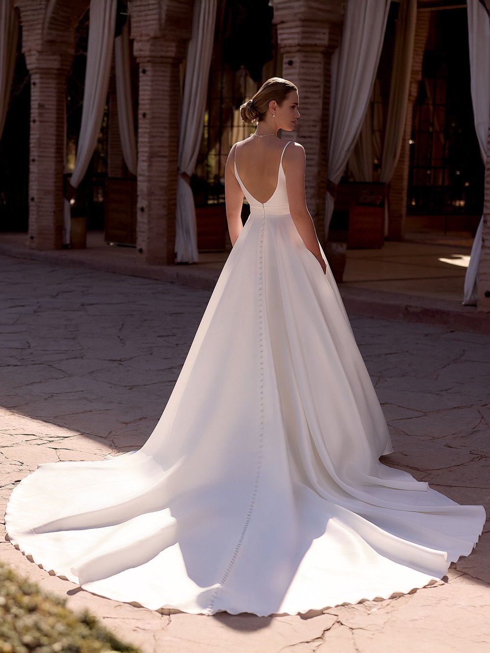 Prinzessinnen-Brautkleid aus edlem Mikado-Stoff