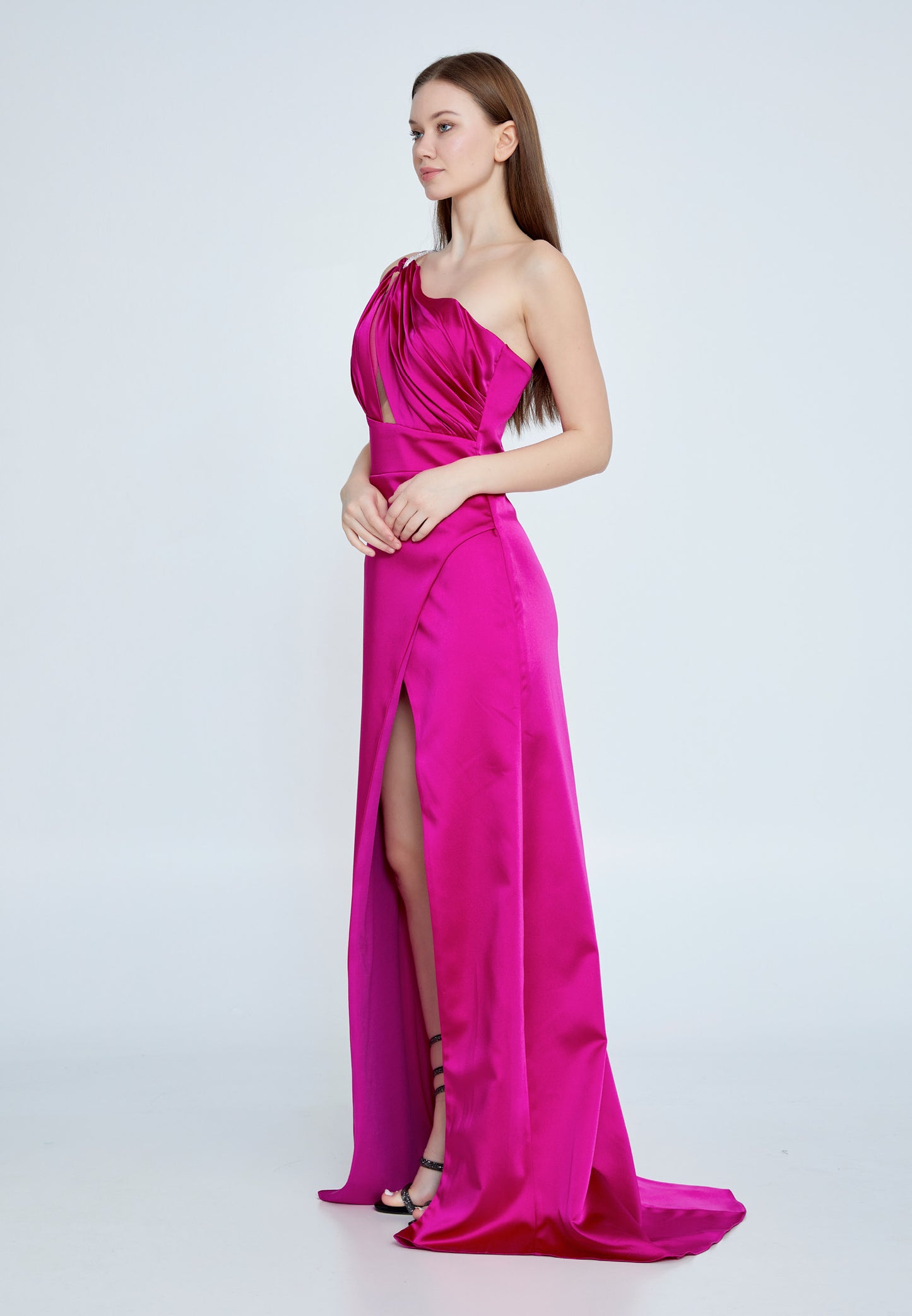 Atemberaubende Abendkleid in einem kräftigen Fuchsia-Ton ist ein echter Hingucker