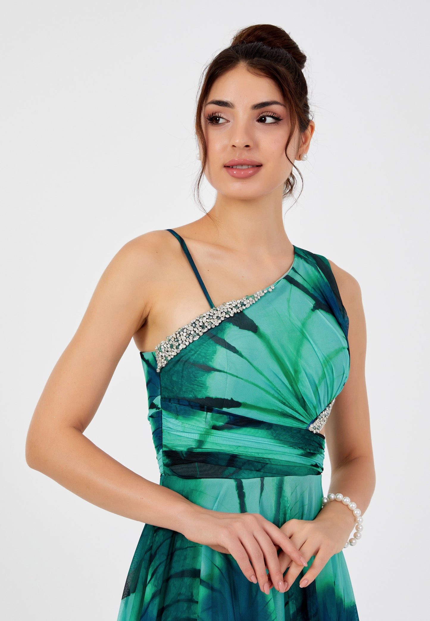 Bodenlanges Abendkleid, One-Shoulder Ausschnitt mit Cut-Out-Details an der Taille.