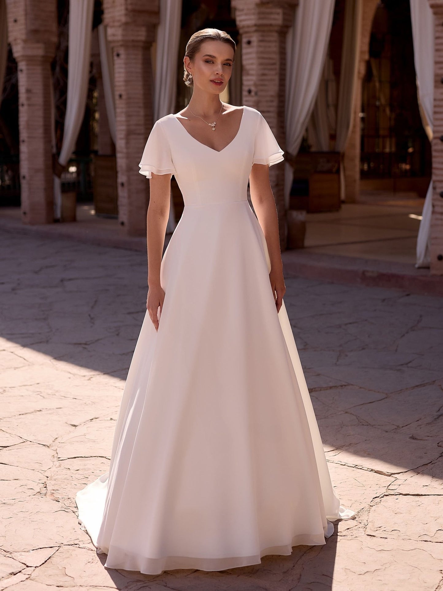 Brautkleid im zeitlosen A-Linien-Schnitt mit zarten Flatterärmeln & V-Ausschnitt