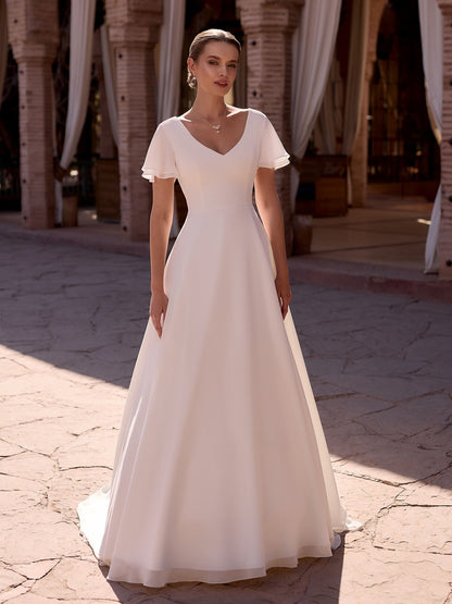 Brautkleid im zeitlosen A-Linien-Schnitt mit zarten Flatterärmeln & V-Ausschnitt