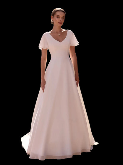 Brautkleid im zeitlosen A-Linien-Schnitt mit zarten Flatterärmeln & V-Ausschnitt